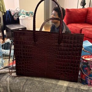 Elegant Crocodile-Embossed Burgundy Tote Bag